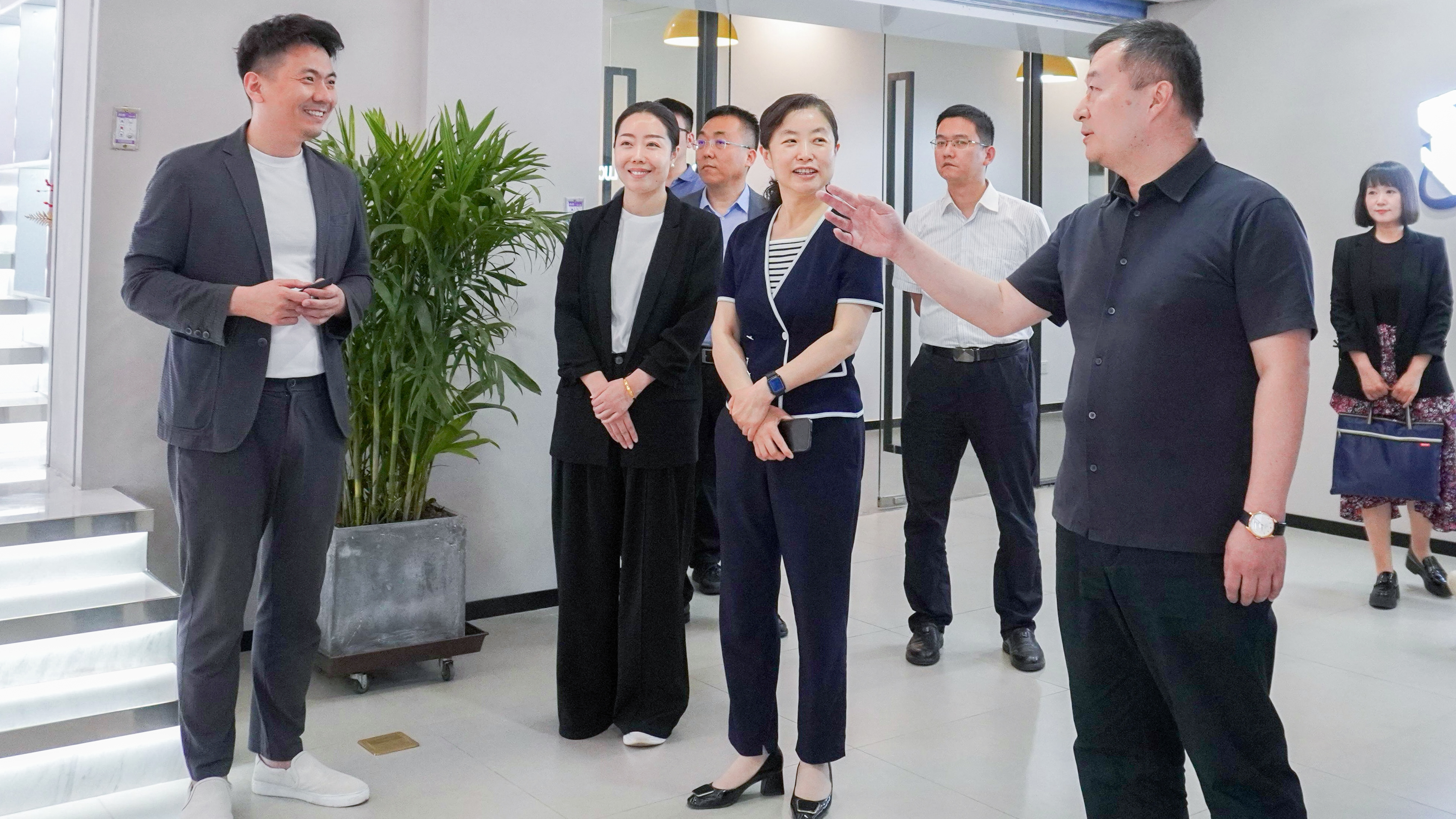 和平區(qū)委常委、統(tǒng)戰(zhàn)部部長張莉一行深入津投廣場走訪服務